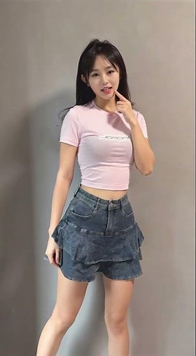 Goddess-like Dance with Perfect Legs!