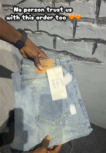 Baggy Jeans Outfits: How to Style Baggy Jeans for Any Gender