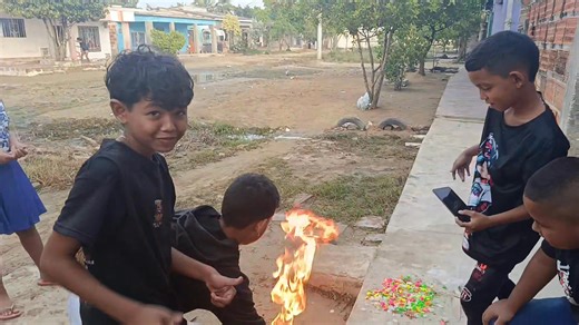 !! #NOTICIASCANALTVPALMAR. Después de la amanecida del día de la velitas 8 de Diciembre los niños terminan realizando esto que ya es tradición y no pasa de moda, va de generación en generación, la popular " Candelita ". Calle 12 entre carreras 9 y 10 barrio Alfonso López del municipio de Palmar de Varela Atlántico. #RobinCarrilloPertuzPeriodistaLocutor. #fantasticodelgol....!! | Canal TV Palmar