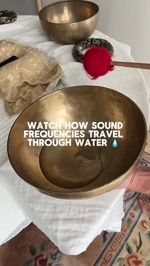 How cool is this? In Nepal they will fill large sound bowls with water, and strike them while you are physically standing in them. This is because water can amplify the sound and vibrations produced by the singing bowl. ✨💧 The interaction between the water and the bowl’s vibrations create a richer and more resonant sound, which deepens the auditory experience and enhance the therapeutic effects of the sound waves. These ripples and patterns are the literal sound waves that travel through the ai