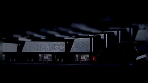 ROG笔记本自带键盘，手感出色，RGB灯效酷炫，打字和游戏都流畅，日常办公或娱乐都够用，无需另购。