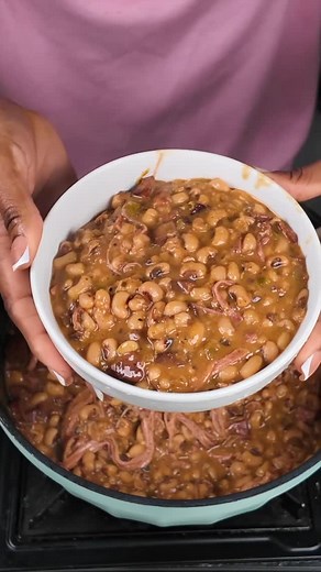 IslandVibeCooking on Instagram: "Southern style Black Eyed Peas #BlackEyedPeas #SouthernCooking #SouthernFood #SoulFood #NewYearTraditions ComfortFood Ingredients • 1 Cajun andouille sausage, sliced • 4 oz bacon, chopped • 1 tbsp minced garlic • 1 small onion, chopped • 1 small bell pepper, chopped • 2 celery stalks, chopped • 1 lb black-eyed peas, rinsed • 1 smoked turkey thigh • 36 oz chicken broth • 1 tbsp Cajun seasoning • 1 tbsp Creole seasoning • 1 bay leaf • A few sprigs of fresh thyme • 