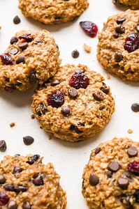 Cookies for breakfast?! Say no more! This healthy breakfast cookie recipe is loaded with nutritious ingredients! They are easy to make in 20 minutes and one bowl, and are hearty enough to keep you full until lunch. Bonus - this recipe is great for weekly meal prep because you can make them ahead of time and eat them throughout the week! #cookierecipes #healthybreakfastideas #homemade #mealprep #mealplanning | Joyfoodsunshine