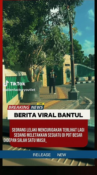 Bantul, Kamis ( 16-10-2025) Seorang lelaki paruh baya dengan pakaian serba hitam lagi lagi terekam kamera warga sedang melakukan aktifitas mencurigakan di depan salah satu Masjid besar di Bantul Kota. Terlihat setelah membuka ponselnya lalu meletakkan sesuatu di pot pohon. Menurut saksi mata lelaki itu hanya sekilas saja disitu lalu pergi,warganet masih penasaran apakah ini ada hubungannya dengan yang terjadi beberapa hari lalu,pasalnya ada beberapa kemiripan dari gerak geriknya. Namun hingga be