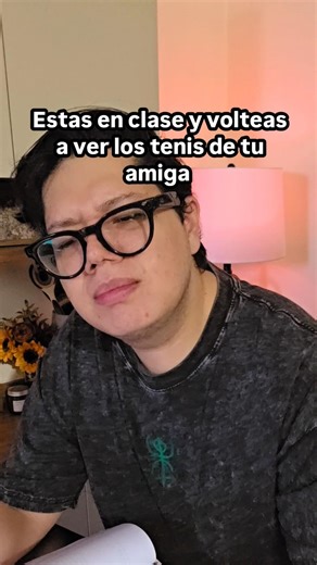 Estas en clase y volteas a ver los tenis de tu amiga