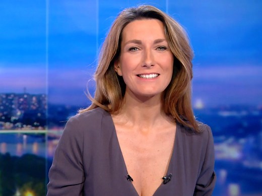 Anne-Claire Coudray : son décolleté sexy affole les internautes ! [Photos]