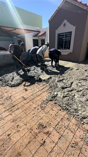 Colando piso de concreto en cochera. 🏠🏗️ #colado #concrete #concretopremezclado #construccion #serviciosdeconstruccion