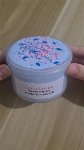 slime vids on Instagram: "jaws cream 🦈 (korean clay slay, korean jaws popsicle) by: @_pinksugarslimey SCENT - sweet fresh strawberries and tangy orange - realistic, natural and fresh scent TEXTURE - chubby, fatty, smooth - chewy n bouncy - lots of structure with initial resistance - not tacky, super nice loud pops! - when inflated, rly squishy not super foamy"