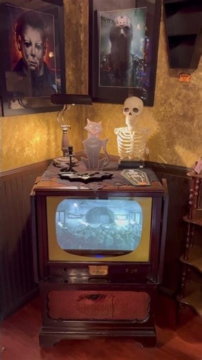 #halloweentown #horrornerd #everythingscary #everydayishalloween #subscribe #youtube #oldtv