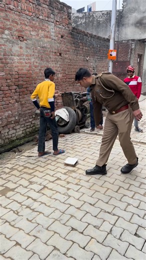CopMunasib on Instagram: "लकड़ी के पटली से बैडमिंटन खेलते हैं ये बच्चे वैसे देखा जाए तो देश का भविष्य यही बच्चे है🙁#child #play #gaming #police #humanity #poor #help #respect #motivation #foryou #viralvídeo #viralvideos #viralpost"