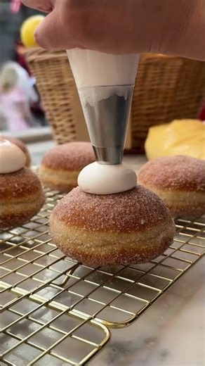 Lemon Meringue Donut @donutelier