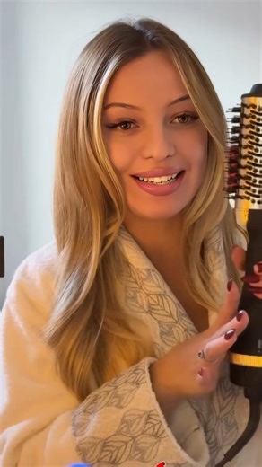 ‎𝘼𝙜𝙝𝙖 𝙎𝙝𝙤𝙥/آغـــا original enzo‎ on Instagram‎: "✨ Brosse sechoir original ✨ ❌ وداعًا لتعب السشوار والمكواة ✅ جهاز واحد ينشف ويليّس الشعر بسهولة 🔥 Brosse sechoir original ✔️ تنشيف سريع ✔️ تمليس ناعم بدون مجهود ✔️ مناسبة لكل أنواع الشعر ✔️ نتيجة أنيقة في دقائق 💖 مثالية للاستعمال اليومي 💖 خفيفة وسهلة الاستعمال 📩 راسلينا في الخاص الآن 📦 توصيل سريع ⏳ الكمية محدودة ✅خدمة التوصيل : إستفيدي معنا من أفضل خدمة توصيل سريعة لـ58 ولاية جزائرية مع ضمان حسن المعاملة وجودة . ✅طريقة الشراء : - عبر 