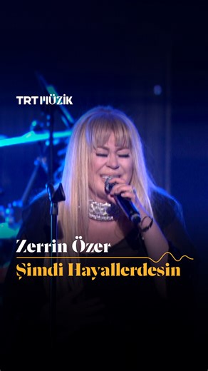 Zerrin Özer'i duygulandıran şarkı 💔 Sözü ve müziği Cemali'ye ait "Şimdi Hayallerdesin" adlı şarkıyı Zerrin Özer yorumuyla dinliyoruz. 🎤 #TRTMüzik #TRTArşiv #duygusalşarkılar #canlıperformans | TRT Müzik