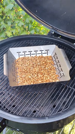 Je eigen pinda's roken op de barbecue is makkelijk