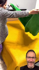 Dobrar toalha do jeito comum é o motivo de ela ocupar espaço demais. O vídeo mostra uma forma diferente de dobrar toalhas de banho para que fiquem muito mais compactas e organizadas. Com esse método, todas ficam visíveis no armário, sem bagunça e sem precisar mexer em tudo para pegar só uma. Além de economizar espaço, o visual do armário muda completamente e passa sensação de ordem e cuidado. Toalhas bem dobradas facilitam a rotina, evitam amassados desnecessários e ajudam a manter tudo no lugar