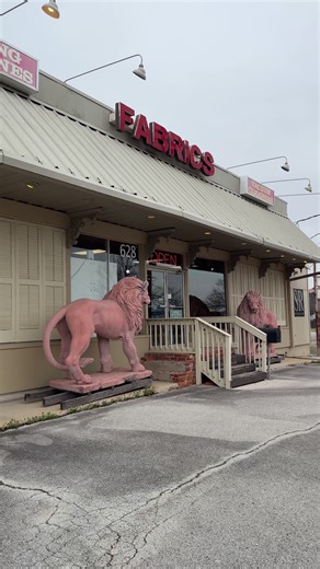 With a gift shop in the front and a sewer’s paradise in the back Willow Tree Fabrics, Inc. has something for everyone! They also help with your custom sewing and embroidery projects! 📍 628 14th St SE, Decatur, AL 35601 ⏰ M-F 9AM-5PM & Saturday 9AM-3PM #256 #decatural #alabamatravel #northalabama #localcraftstore