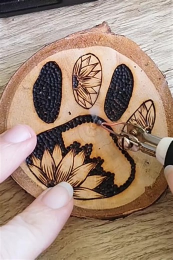 ASMR Pyrogravure Le son le plus apaisant que je connaisse. Il y a quelque chose d’hypnotique dans ces instants où le bois respire, où la chaleur trace lentement son chemin, où la fumée s’élève comme un murmure. J’ai ralenti la vidéo pour que vous puissiez vraiment sentir ce moment : les points qui se forment un à un, le trait qui avance doucement, la fumée qui danse, et ce petit crépitement… comme une bougie qui brûle dans le silence. C’est un geste simple, mais il a quelque chose de profondémen