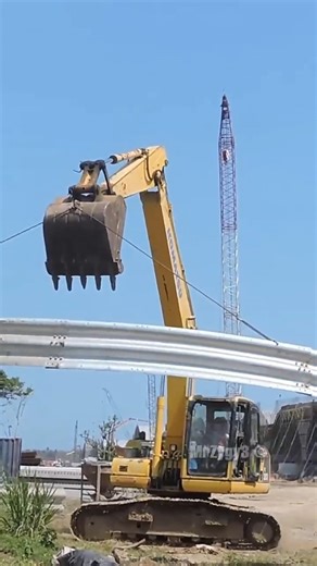 Komatsu PC200 Loading Isuzu Giga GXZ 345! 🏗️ Massive Bridge Project #bridge
