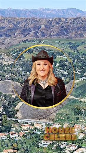 🎶 Melissa Etheridge’s Hidden Hills Estate – $7.5 Million California Mansion 🌴✨ Grammy Award–winning singer-songwriter Melissa Etheridge owns this $7.5 million estate in Hidden Hills, California, featuring 5 bedrooms, 7 bathrooms, and 6,505 sq. ft. of elegant, private living. Tucked away in one of LA’s most exclusive gated communities, the home perfectly suits her iconic music career and laid-back yet luxurious lifestyle. 🏡💫 #MelissaEtheridge #HiddenHills #CaliforniaLuxury #CelebrityHomes #Ho