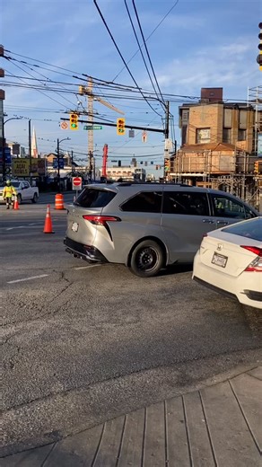 The situation in the north crosswalk on Broadway crossing Kingsway is way worse than I originally realized. They actually installed a full right turn signal so anyone turning right from Broadway westbound onto Kingsway northbound should ONLY be turning during the green arrow, no other time, given the no right turn on red sign. You can see in the video people are turning whenever they want and also being directed to turn illegally by the VPD. #broadwaysubwayproject @vancouverpd @visionzeroyvr @lu