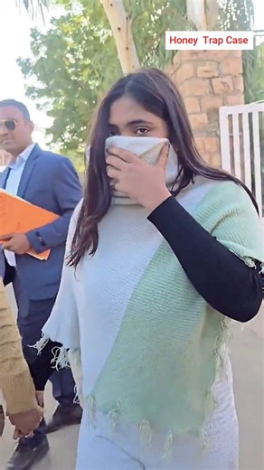 news129 on Instagram: "राजस्थान के बाड़मेर में पुलिस ने प्रियंका नाम की एक महिला को गिरफ्तार किया है जिस पर वकील के साथ अश्लील वीडियो बनाकर 40 लाख रुपए मांगने का आरोप लगा है। पुलिस ने प्रियंका के एक साथी कमल सिंह को भी गिरफ्तार किया है। बताया जा रहा है कि प्रियंका स्पा सेंटर में काम करती थी और जिम में मुलाकात उसकी वकील से हुई थी। जिसके बाद दोनों की दोस्ती शारीरिक संबंध में बदल गई और जहां प्रियंका ने वकील के अश्लील वीडियो बनाकर ₹40 लाख मांगे। #uttarakhand #viralvideos #honeytrap #rajasthan #viral