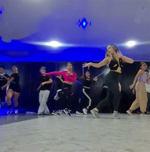 Clase de Salsa Lady Style por Wen (FOURURBAN)
