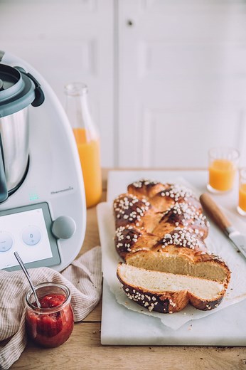 Connaissez-vous la recette de la Brioche super bonne au Thermomix® ? 😍 Vous avez plutôt tendance à la dévorer au petit-déjeuner ou au goûter ? Qu'importe le moment, vous vous régalerez avec cette déliceuse recette à retrouver sur Cookidoo® 😋 Pépites de chocolat, perles de sucre ou fruits confits... Il y en a pour tous les goûts grâce au fait-maison 💚 N'attendez plus pour découvrir le Thermomix® et réaliser de déliceuses préparations 👉 http://bit.ly/atelier_thermomix | Thermomix France