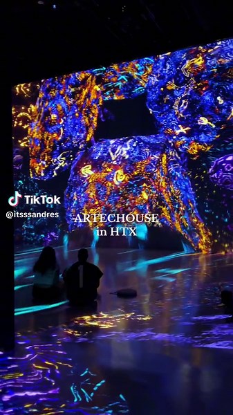 @ARTECHOUSE opened their new and biggest location in Houston, TX. The exhibition is all about time and space, featuring collaborations with NASA, the Nobel Prize Museum, and Shohei Fujimoto. They also have an XR Bar where your drinks come to life! 😁🥂🚀 🎟️ Tickets for general admission are $24 and children are $15. #thingstodoinhouston #houston #htx #dateideas #technology #immersiveexperience
