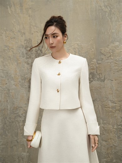 𝐒𝐎𝐅𝐓 𝐅𝐋𝐎𝐖 "Nguyệt" được thể hiện trong chuyển động nhẹ nhàng, nơi phom dáng tối giản gặp chất liệu rủ mềm và sắc màu thanh nhã. Từng bước di chuyển làm nổi bật độ rơi tự nhiên của váy, đường cắt gọn gàng và cảm giác thoải mái khi mặc. #whitechic #thetimelessicon #nguyet WHITE CHIC - LUXURY IN LESS ______________ ▪️ Hotline: 1800 1702 ▪️ Website: whitechic.vn ▪️ Store 1: Số 4 ngõ 91 Trần Duy Hưng, Trung Hoà, Cầu Giấy, Hà Nội. ▪️ Store 2: Số 232 Bà Triệu, Lê Đại Hành, Hai Bà Trưng, Hà Nội.