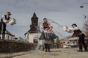Idén ismét szabad a locsolás Hollókőn – Két év után újra látogatható a Húsvéti Fesztivál