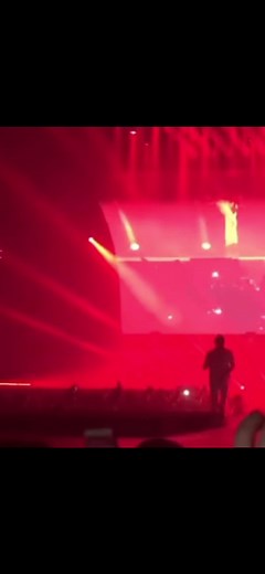 #travis #scott #travisscott #viral #fyp #vro_life17 #goosebumps #memes travis scott falling off stage (eeyaah)😂🤣