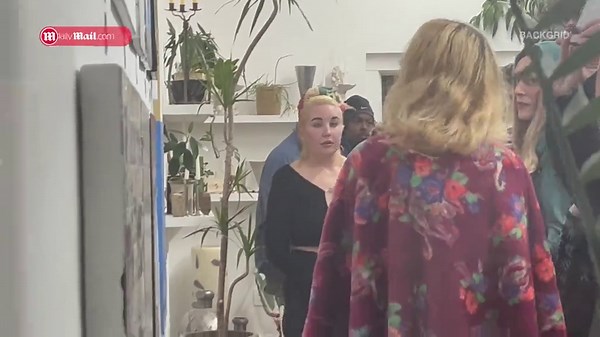 Video: Amanda Bynes turns heads in racy display during her art show | Daily Mail Online