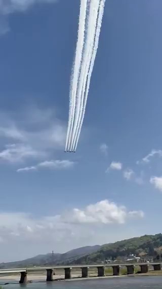 本日4/19(日)小千谷市で中越大震災復興記念祭に合わせて、航空自衛隊ブルーインパルスの展示飛行を実施当初2024年夏に実施予定でしたが、台風接近で中止となり今回リベンジ開催青空の下で念願が叶い、その姿が見れました中越大震災から今年で22年小千谷は「あきらめない街」であると実感します