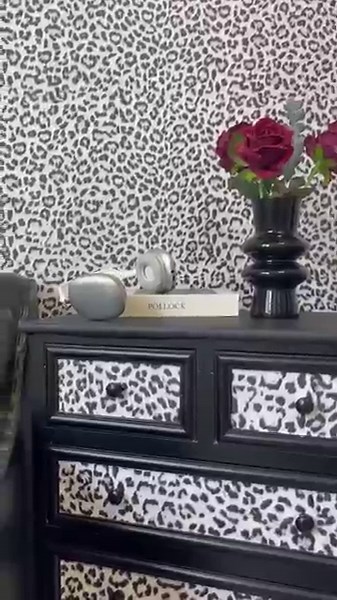 Unleash Wild Sophistication: Jiffdiff’s Black & White Leopard Wallpaper Transformation
