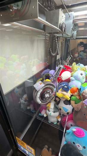I Knocked A PRIZE Into The Chute on This Claw Machine!