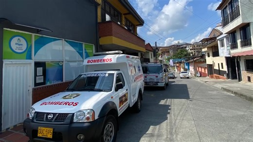 🚒✨ El Cuerpo de Bomberos Voluntarios de Palestina, Caldas, vivió una jornada llena de alegría junto a los niños de la Brigada Infantil 👧🧒. Hubo natilla, buñuelos, sancocho y chicharrón 🍲🍩, además de juegos, música y mucha diversión 🎶🎈. Gracias a todos los bomberos por regalar sonrisas y momentos inolvidables a los más pequeños 💛👨‍🚒👩‍🚒. ¡Seguimos formando futuros héroes con amor y compromiso! 🚒🔥 | Radio moda Colombia