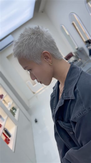 Jimmy Cheng on Instagram: "要玩就玩大的！敢不敢用白金色+寸头重启人生？💇‍♀️ color by @johns_jmc @schwarzkopfpro.my #schwarzkopfpromy #igoraroyal #blondeme *买剪刀找 @winzlum ，用我的code 《JMY2025》有特别优惠哦～"