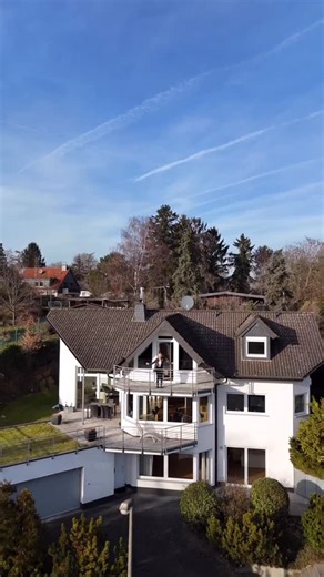 Engel & Völkers Rheinisches Revier on Instagram: "Neu in der Vermarktung: Repräsentatives Hangdomizil mit spektakulärer Fernsicht! 🏡 ca. 193 m² Wohnfläche | 5 Zimmer | Baujahr: 1999 🌿 ca. 978 m² Grundstück 💰 950.000 € Interesse? Dann kontaktieren Sie uns unter folgender Nummer: 02251-793610 📞 #makler #neu #immobilie #alfter #engelvoelkers"