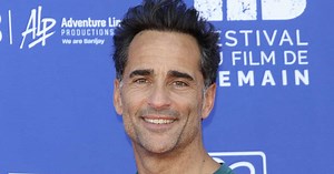 Commandant Saint-Barth : Florent Peyre souvent dénudé dans la série, il réagit sans détour