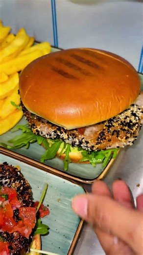 See how they make that tuna burger #food #chef #tutorial