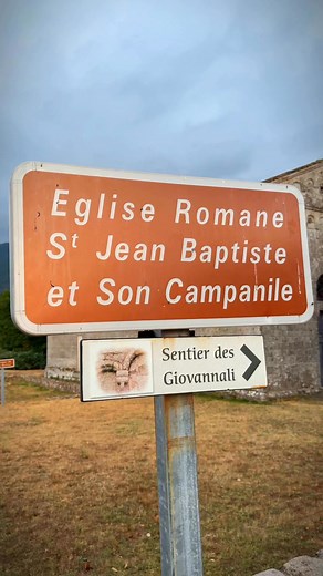 Église romane de Carbini : Saint-Jean-Baptiste et son campanile dans l’Alta Rocca Nichée au cœur de l’Alta Rocca, l’église romane Saint-Jean-Baptiste de Carbini et son campanile du XIe siècle dominent le paysage avec sobriété et force. ⛪ Un lieu d’histoire, de silence et de pierre, témoin du passage des siècles au sud de la Corse. 📍 Architecture pisane, granit sculpté, géométrie sacrée : cette vidéo vous fait découvrir un joyau du patrimoine insulaire. Un repère spirituel, un ancrage minéral. À