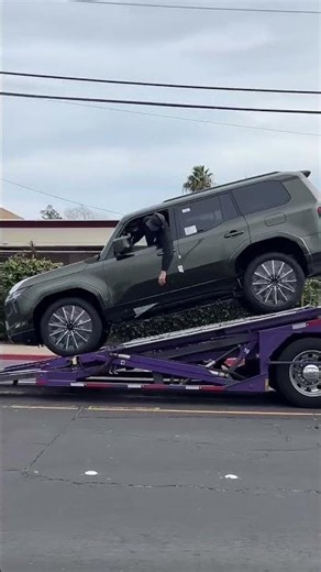 Which Lexus GX 550 3-row SUV 4WD paint color would you pick? 🤔 Atomic Silver or Nori Green Pearl