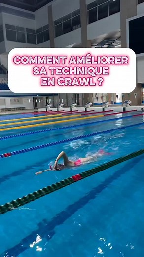 Palmes et tuba : des alliés puissants pour apprendre à mieux nager ➡️ Le tuba frontal : Il te permet de te concentrer à 100 % sur ta technique sans avoir à tourner la tête pour respirer. Tu peux travailler ton alignement, ton roulis, ta poussée… en toute tranquillité, sans être essoufflé. C’est un vrai outil pour prendre le temps de ressentir chaque mouvement. ➡️ Les palmes (courtes de préférence) : Elles t’apportent de la vitesse et de la stabilité, surtout si tu débutes. Grâce à elles : ✅ Tu r