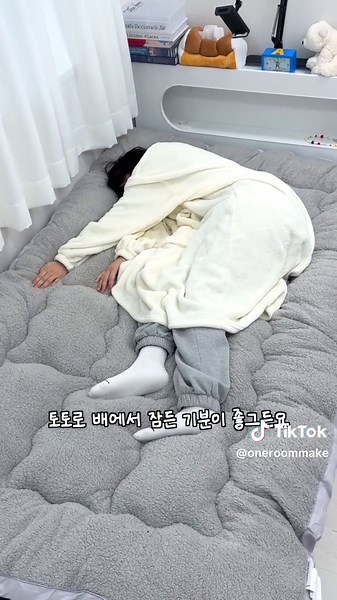 이미 사신 분들은 양털로 얼른 뒤집으시고 없으신 분들은 따뜻하게 안아줄 토퍼 하나씩 데려가십쇼 #반반양털토퍼 #6차공구 *공구기간 : ~11/26(화) 까지! *공구특가 : 35,900원 (SS기준/무료배송!) *구매방법 : 프로필 링크 ❓궁금하실 것 같아서 1. 공구 6차까지 열린 전설의 토퍼 2. 양털 면으로 된 양면이라 사계절 쓰기 좋음 3. 양털면은 따뜻해서 털친구들한테 자리 뺏김 4. 두께가 10cm로 도톰함 5. 진드기, 유해물질 안전 테스트 통과한 원단임 6. 더러워지면 세탁기 돌릴 수 있음 7. 화이트, 그레이, 차콜 3가지 색상있음 #자취 #자취생 #방꾸미기 #원룸만들기