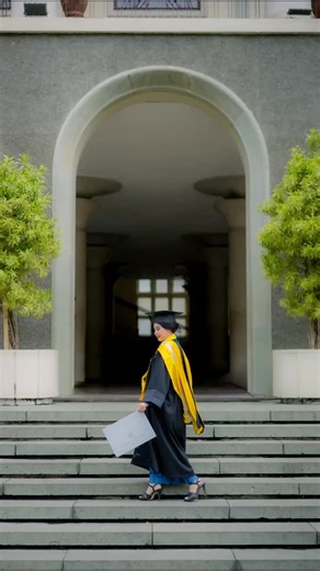FOTO WISUDA SURABAYA MALANG SEMARANG YOGYAKARTA on Instagram: "Elegance in every frame. A graduation moment, beautifully captured. ✨🎓 #fotowisuda #fotografer #fotowisudaoutdoor #fotowisudajogja #fotografersurabaya"