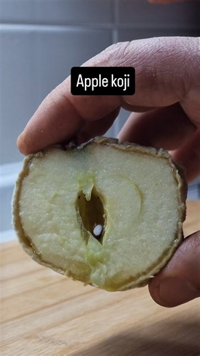 Mela ed aspergillus oryzae. Molti potrebbero chiedersi che senso ha fare questo tipo di sperimentazione, alcuni potrebbero definirli esperimenti fini a se stessi, in realtà si tratta di una ricerca, la ricerca dei limiti di questi fungo, per comprendere non solo fin dove si può arrivare ma anche quali sono i risultati che si possono ottenere. Io sperimento, poi lascio lo spazio alla creatività degli Chef che daranno un contesto a tutto. #koji #chef #cucinaitaliana | I'm in fermentation