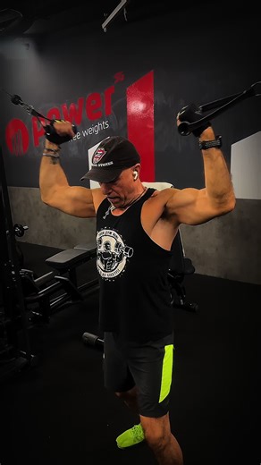 Curl superman (doble bíceps). #viral #fitnes #gimnasio #ejercicio #biceps @ToniKubo