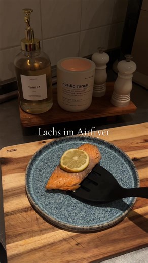 We love Lachs im Airfyer ! Zutaten (2 Portionen) \t•\t2 Stück Lachsfilet (TK) \t•\tca. 500 g Kartoffeln \t•\t1–2 rote Zwiebeln \t•\t2–3 EL Öl \t•\tSalz/Pfeffer/Knobi \t•\tDill \t•\t2 Zitronenscheiben Gurkensalat : \t•\t1 Salatgurke \t•\t2–3 EL saure Sahne \t•\t1–2 EL Öl \t•\t1–2 EL Essig \t•\tDill \t•\tSalz & Pfeffer \t•\t1 Spritzer Zitronensaft Zubereitung: 1. Kartoffeln und Zwiebeln, Würfel/Spalten schneiden, mit etwas Öl, Knoblauch, Dill, Salz & Pfeffer mischen. 2. Alles in den Airfryer geben