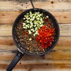 Der Plan für das Abendessen steht: knuspriger Hack-Auflauf Reis, yammi :) Rezept: www.foodboom.de/rezepte/mediterraner-hack-auflauf-mit-zucchini | FOODBOOM