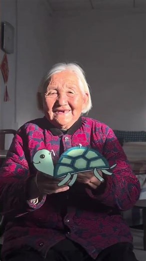 Isn't the little shadow-puppet turtle Grandma made adorable? #Grandma #RuralLife #CreativeCrafts